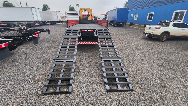 Carroceria Carga Seca Rampa Hidr�ulica e Guindaste