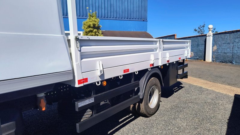 Carroceria Carga Seca com Gabine