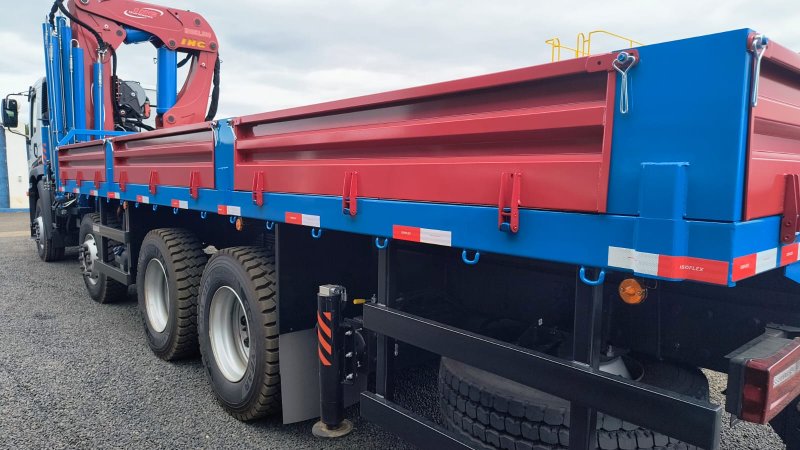 Carroceria Carga Seca com Guindaste ING