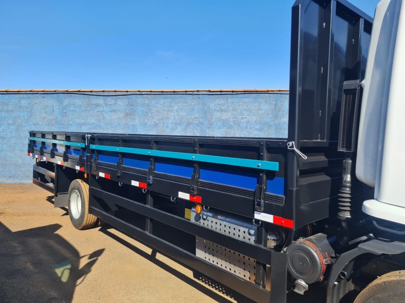 Carroceria Carga Seca com Tampa de Madeira