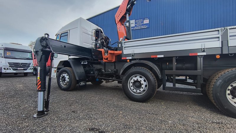 Carroceria Carga seca com Guindaste TKA