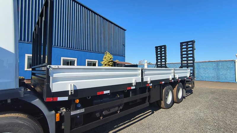 Carroceria Prancha com  Rampa Bipartida